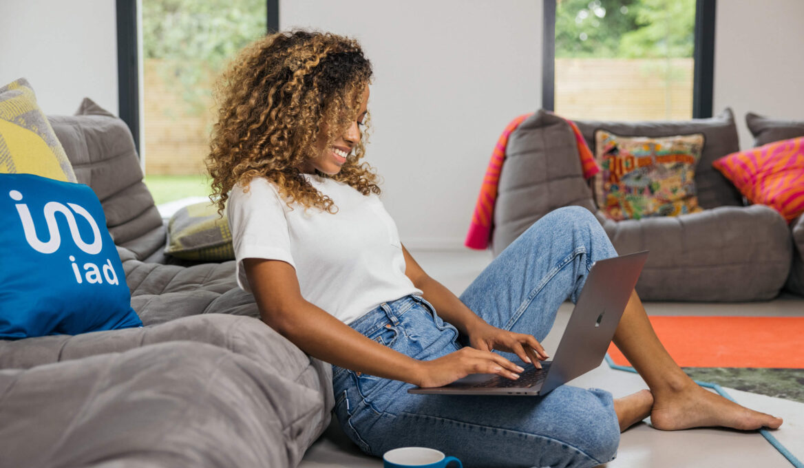 Frau schreibt am Laptop